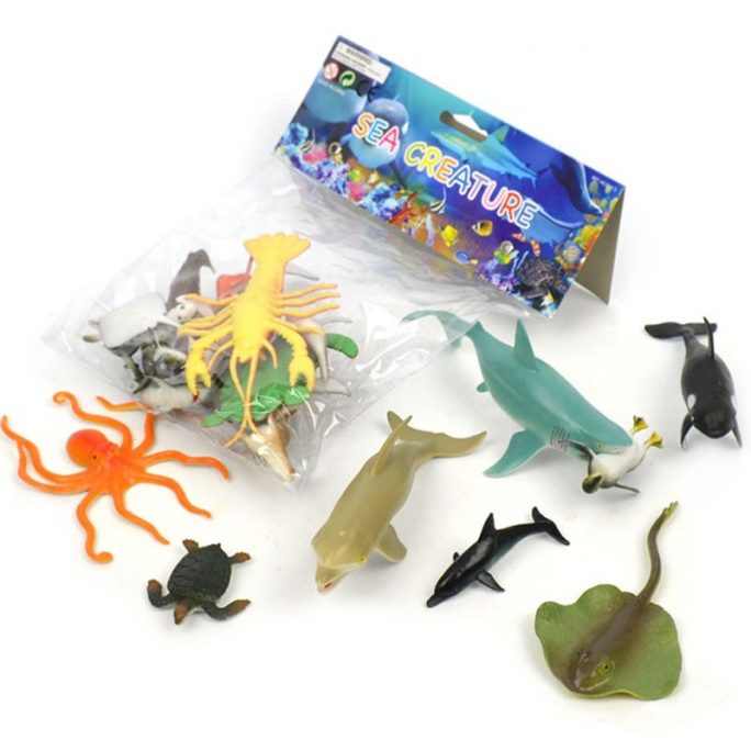 Leksaksdjur Plastdjur Havet Havsdjur 20-pack. Stort set med djur i plast för barn. Innehåller bland annat: leksak haj, leksak sköldpadda, leksaksdjur säl, leksaksdjur delfin, leksaksdjur bläckfisk, leksaksdjur pingvin, leksaksdjur sjölejon, leksaksdjur späckhuggare mm. Beställ och köpa leksaker och leksaksdjur i plast på LillaFilur.se