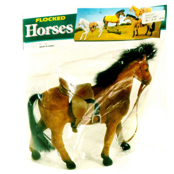Barbie häst med flossad päls. Mindre häst med sadel och träns. Köp dock häst på LillaFilur.se