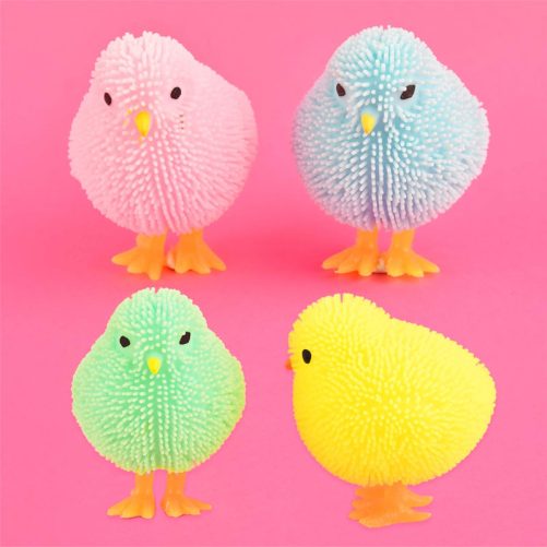 Leksak kyckling taggig mjuk. Perfekt present till påskägget. Finns i olika färger. Storlek 7,5 cm. Köp leksaker till påsk på LillaFilur.se