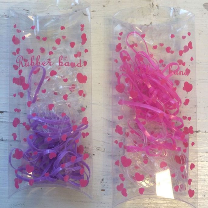 Hårsnoddar små hårband i silikon. Paket med 50 st mini hårband i 3 olika färger. Köp små presenter och leksaker hos LillaFilur.se