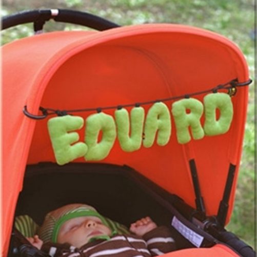 Mobil barnvagn med bokstäver. Skriv barnets namn i blandade färger. Bra present för nyfödd, doppresent eller babyshower present. Beställ mjuka bokstäver i velour hos LillaFilur.se