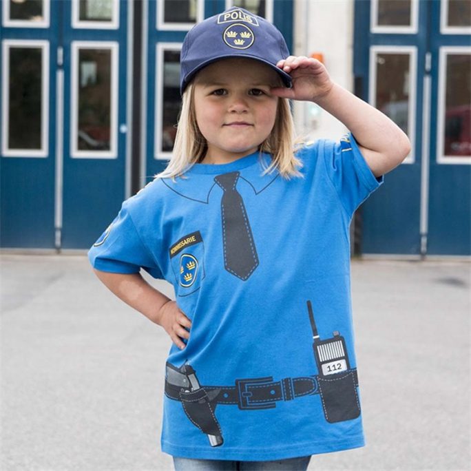 Poliskläder barn utklädning. Vi har fina polisleksaker. Beställ keps och poliskläder med svensk text hos LillaFilur.se