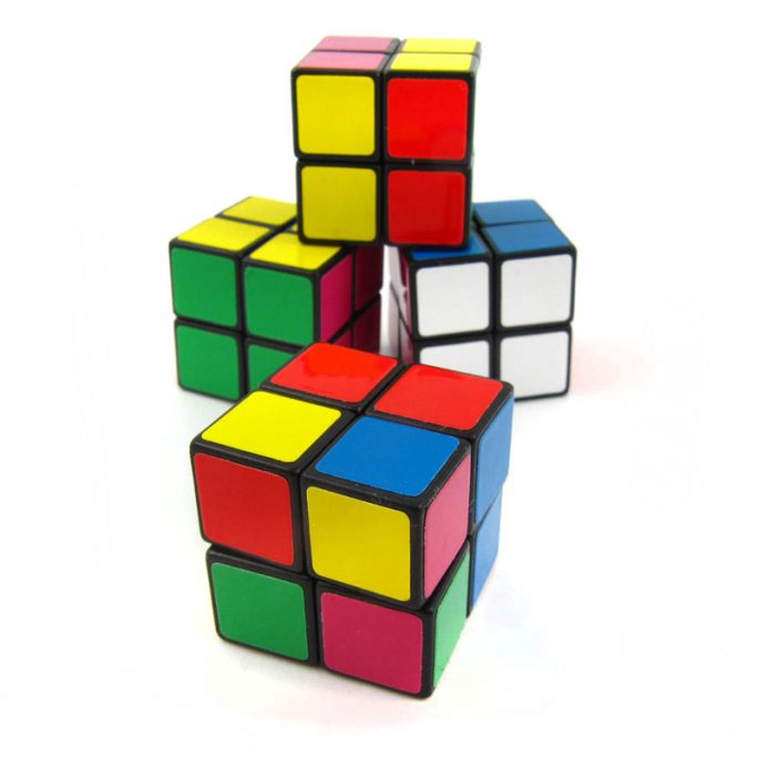 Rubriks kub 2x2 mini. Liten kub storlek 2,5 * 2,5 centimeter. Köp små presenter och julklappar till julkalender på LillaFilur.se
