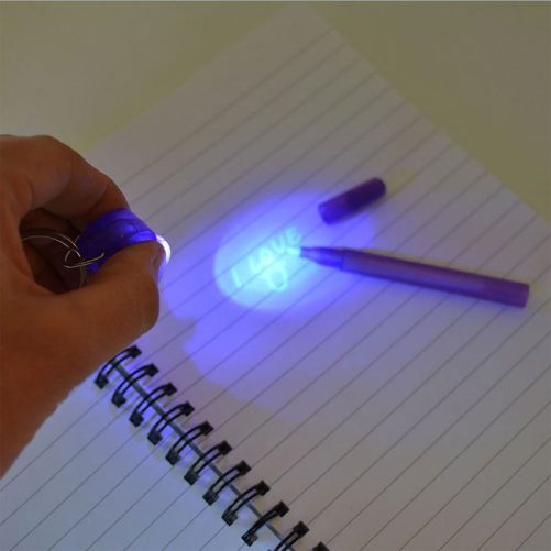 Spionpenna, magisk penna som skriver osynlig text. Lys med medföljande ficklampa för att kunna tyda texten.