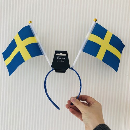 Diadem Svenska flaggan. Diadem med Sverige flagga på flaggstång passar både barn och vuxen.