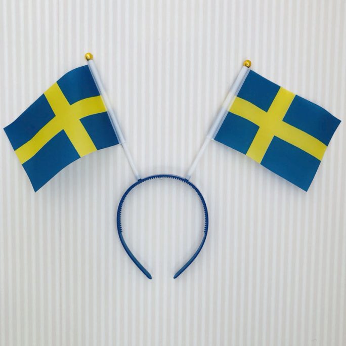 Diadem Sverige med svenska flaggor på flaggstång. Diadem Sverige passar både barn och vuxen.