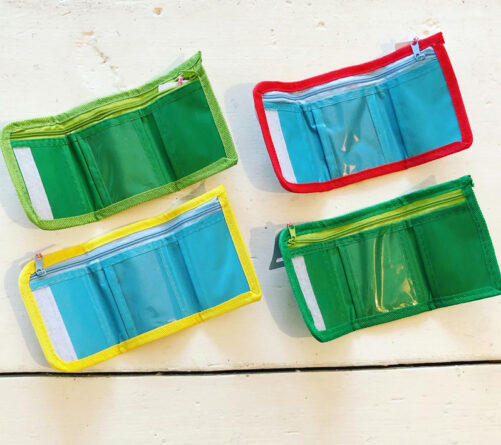 Plånbok barn blå, grön, vit, grå. Mönstrad plånbok för pojka o flicka.