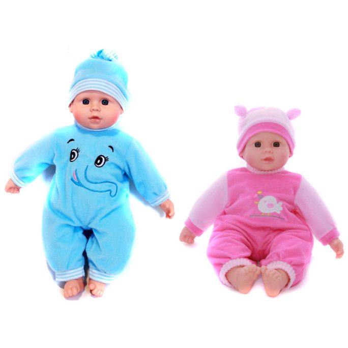Docka med mjuk kropp storlek 40 cm. Välj mellan docka med blå kläder och docka med rosa kläder.