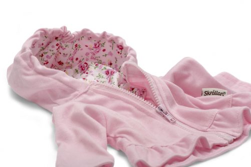 Dockkläder för Skrållan och andra dockor cirka 45 cm. Fint joggingset med rosa docktröja och rosa dockbyxor. LillaFilur.se