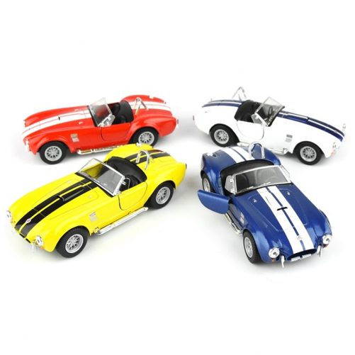 Leksaksbilar i metall. Fina leksaksbilar i skala 1:32. Shelby Cobra 1956 finns i gul, vit, röd eller blå. Beställ retro leksaksbil metall på LillaFilur.se