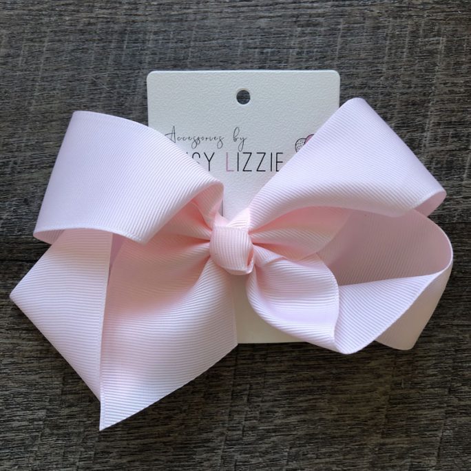 Stort hårspänne med rosett rosa. Hårband rosett storlek 16 cm. Köp accessoarer barn på Lilla Filur.