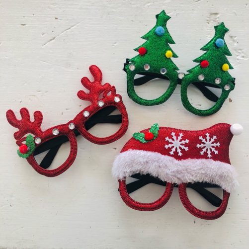 Roliga partyglasögon för barn och vuxen. Välj mellan tomte, ren och gran. Finns 6 olika sorter. Köp partyglasögon och leksaker på LillaFilur.se
