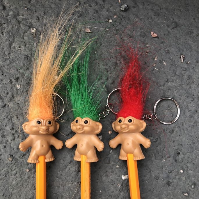 Penntroll med hår och nyckelring trepack med söta troll med grönt hår, rött hår och gult hår. Köp troll nyckelring på Lilla Filur.
