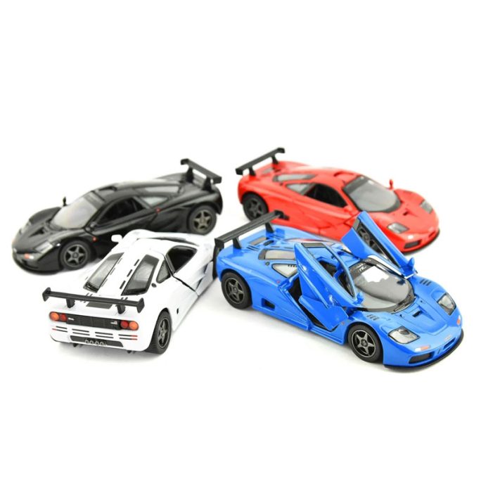 Leksaksbil med måsvingedörrar McLaren f1 gtr 1995 skala 1:34. McLaren F1 finns i vit, röd, svart och blå. Köp leksaksbilar i metall på LillaFilur.se