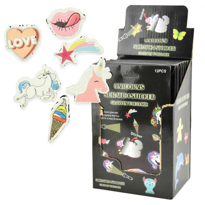 Scratch paper stickers glow in the dark Unicorn. Paket med 12 stickers unicorn mm och skrapa. Köp billiga och roliga leksaker och pyssel barn på LillaFilur.se