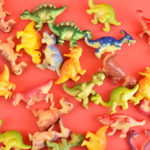 Små dinosaurier i hård plast. Finns flera olika sorter. Köp små billiga leksaker för barn julkalender presentkalender adventskalender på LillaFilur.se